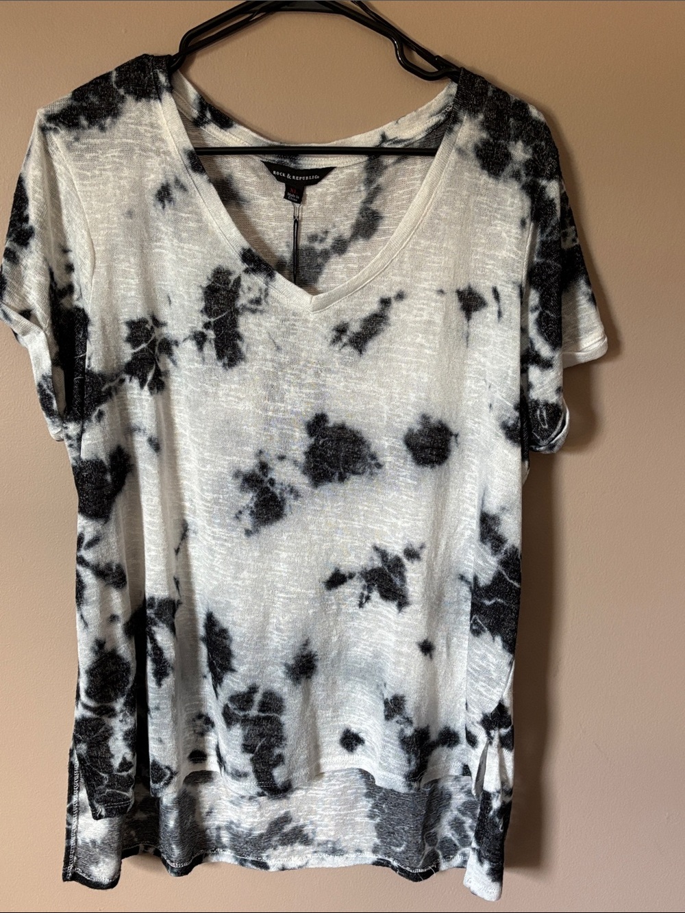 Rock & Republic Black and White Tie-Dye V-Neck Short Sleeve Tee